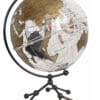 Ajoutez une touche d'élégance moderne à votre espace avec ce globe terrestre en plexiglas transparent. Le design raffiné de ce globe allie une carte contemporaine en tons dorés et argentés à un support métallique noir, créant une pièce décorative sophistiquée et fonctionnelle. Mesurant 30 cm de hauteur et 20 cm de diamètre, il s’intègre parfaitement à tout intérieur, que ce soit dans un bureau, un salon ou une bibliothèque. La carte du monde, conçue avec des détails précis et des couleurs nettes, est accentuée par la transparence du plexiglas, offrant une vision claire des frontières et des pays. Le pied métallique, inspiré d'un design moléculaire, assure non seulement la stabilité du globe, mais ajoute également une dimension artistique unique, faisant de ce globe une pièce maîtresse de votre décoration.  Hauteur 30 cm ; Diametre 20 cm