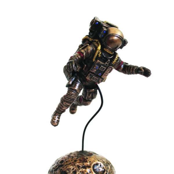 Statuette d'Astronaute Lévitation sur Base Lunaire